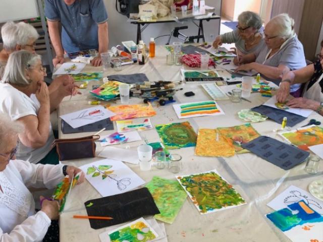  Scénographie participative à la résidence La Davrays pour embellir leur jardin