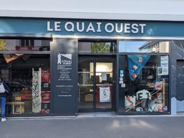 Habillage de la façade de la boutique Quai Ouest à St-Nazaire par Tand'M Design