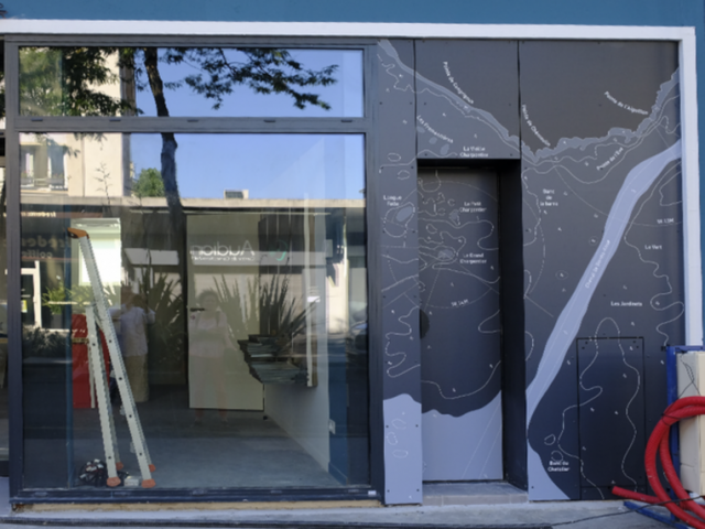 Habillage de la façade de la boutique Quai Ouest à St-Nazaire par Tand'M Design
