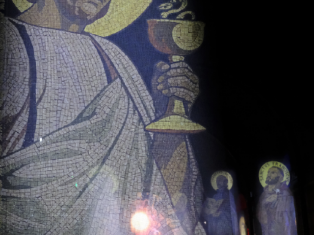 Parcours scénographie son et lumière dans la crypte du Sacré Coeur de Paris