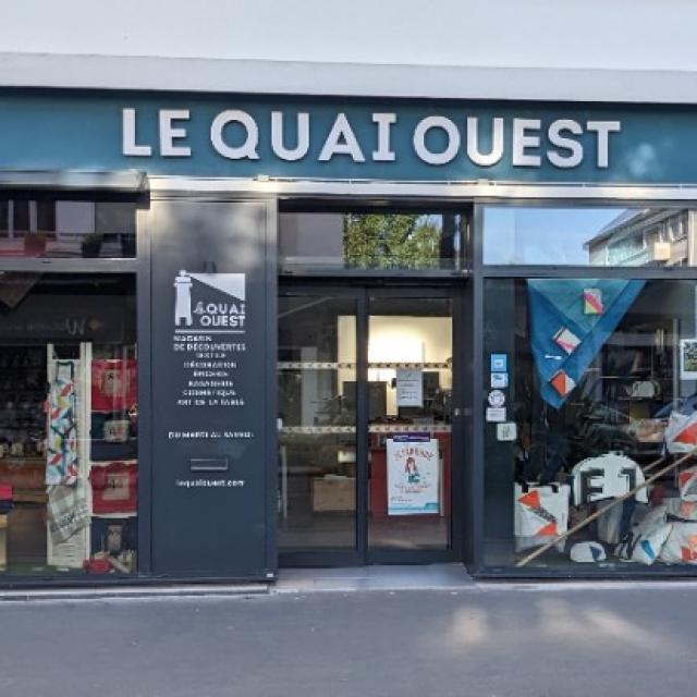 Habillage de la façade de la boutique Quai Ouest à St-Nazaire par Tand'M Design